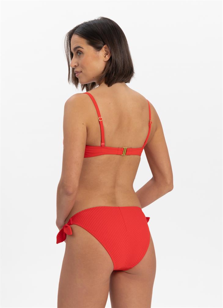 2019/12/cyell-scarlett-bikini-voorgevormd-met-beugel-026117-458-en-bikinibroekje-laag-026220-458-3.webp